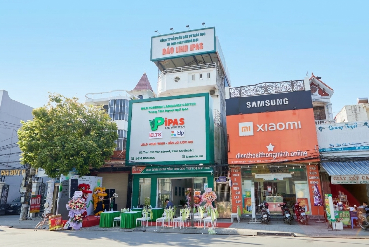 Mặt tiền Trung tâm Ngoại ngữ IPAS tại 52 Trần Tất Văn, Quận Kiến An, Hải Phòng với trang trí chúc mừng khai trương.
