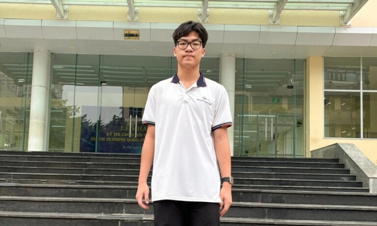 Hình ảnh nam sinh Việt Nam 17 tuổi tập trung học tập để bứt phá và đạt 8.5 IELTS.