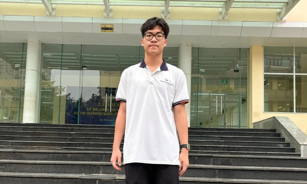 Hình ảnh nam sinh Việt Nam 17 tuổi tập trung học tập để bứt phá và đạt 8.5 IELTS.