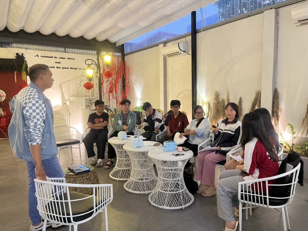 Học viên IPAS Hải Phòng giao lưu 1:1 với giáo viên bản ngữ trong buổi ngoại khóa tiếng Anh giao tiếp.