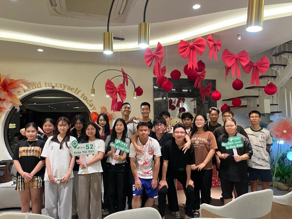 Tập thể học viên lớp F19 check-in tại IPAS 52 Trần Tất Văn Hải Phòng trong buổi ngoại khóa tiếng Anh