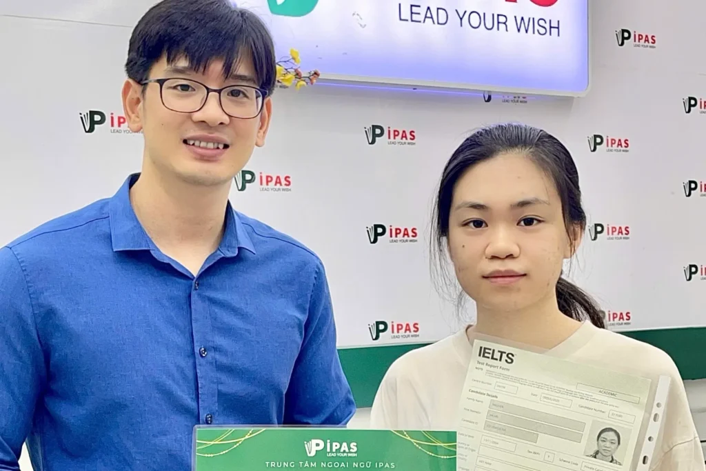 Hà An cầm bảng điểm 8.0 chứng minh lộ trình luyện thi IELTS cho học sinh cấp 3 Hải Phòng rất hiệu quả.