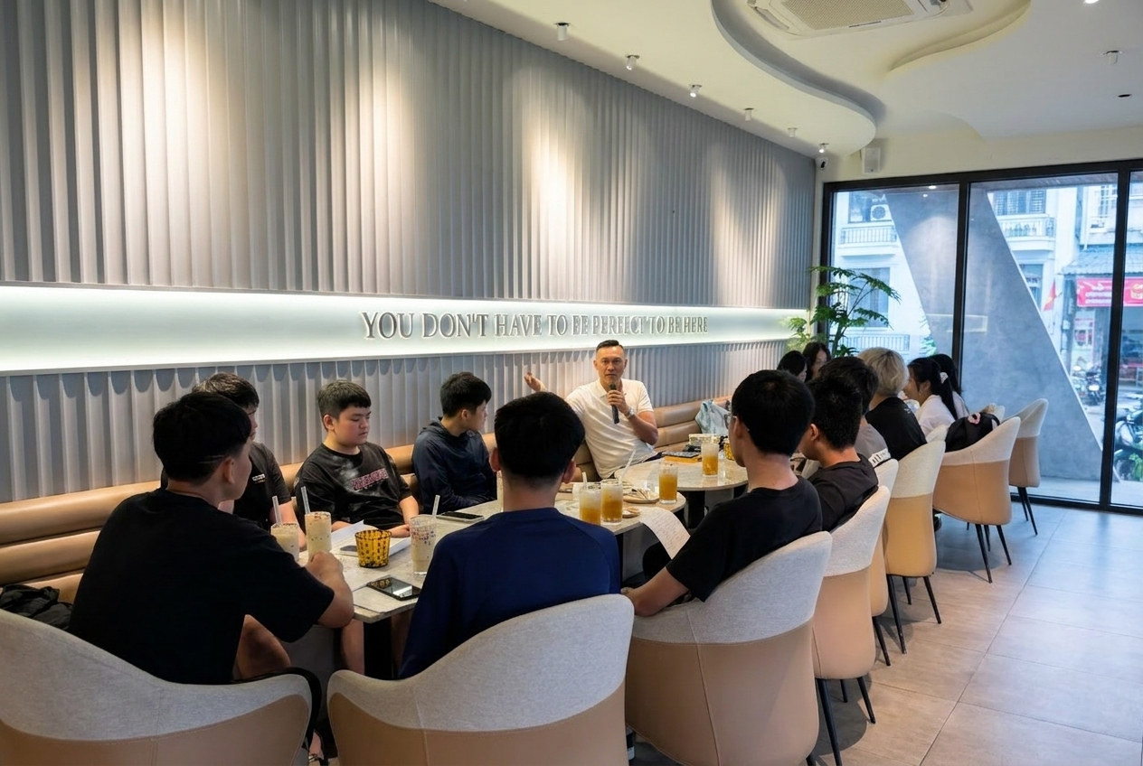 Học viên IPAS Hải Phòng tương tác trực tiếp với giáo viên tiếng Anh trong buổi ngoại khóa thực chiến.
