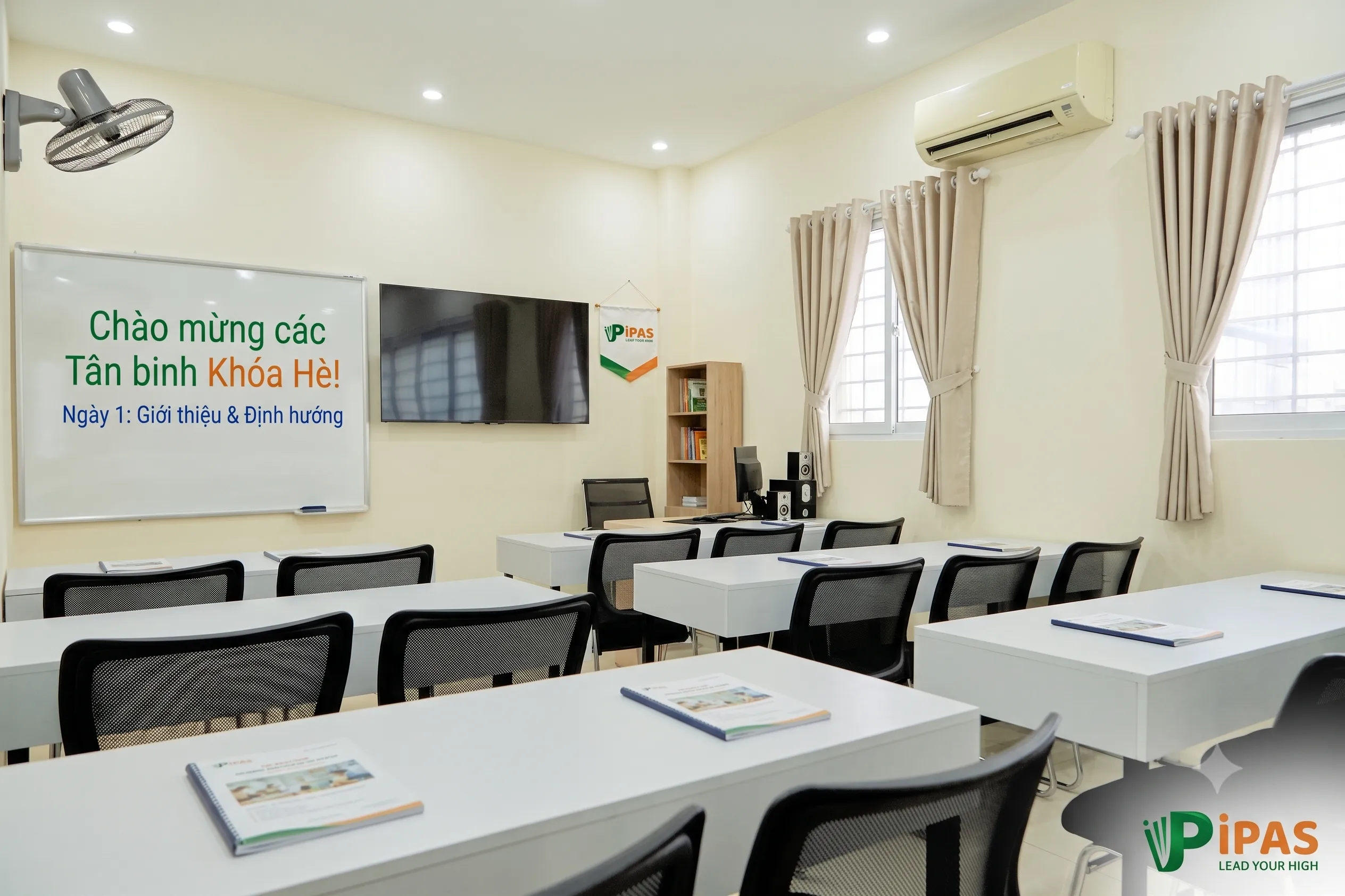 Bảng chào mừng học viên tham gia khóa học tiếng Anh hè tại Hải Phòng trong không gian lớp học hiện đại của IPAS.